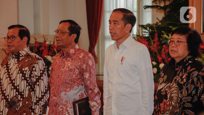 Presiden Joko Widodo (kedua kanan), Menko Polhukam Mahfud Md (kedua kiri), Menteri LHK Siti Nurbaya Bakar (kanan), dan Sekretaris Kabinet Pramono Anung saat Rapat Koordinasi Nasional Kebakaran Hutan dan Lahan 2020 di Istana Negara, Jakarta, Kamis (6/2/2020). (Liputan6.com/Faizal Fanani)