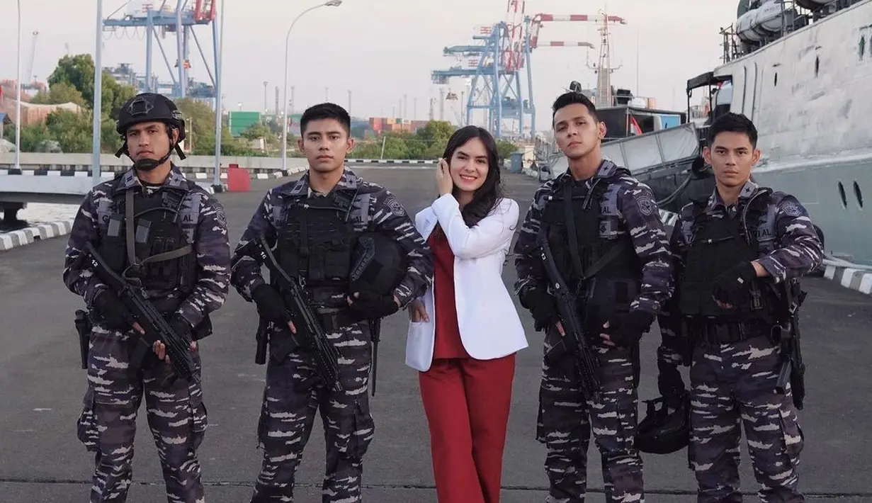 <p>Steffi Zamora yang berperan sebagai dr. Nagita S. Atmajaya tampak diapit oleh prajurit AL, salah satunya Riza Syah. (FOTO: instagram.com/rizasyah_14/)</p>