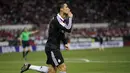 Gelandang Real Madrid, Cristiano Ronaldo merayakan selebrasi usai mencetak gol ke gawang Sevilla saat Laga Liga Spanyol di Estadio Ramon Sanchez Pizjuan, (2/5/2015). Real Madrid menang 3-2 atas Sevilla. (REUTERS/Jon Nazca)