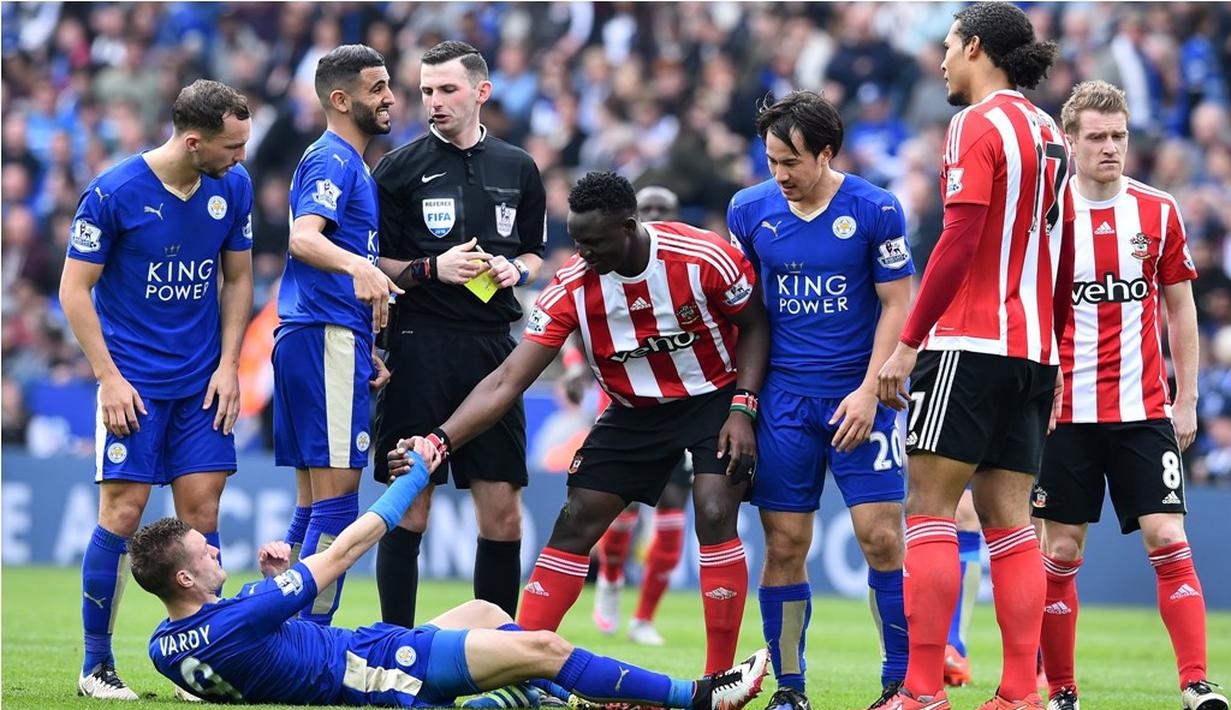 Pemain Southampton sempat bersitegang dengan pemain Leicester City dalam laga Liga Inggris di Stadion King Power, Leicester, Minggu (3/4/2016). (AFP/Ben Stansall)