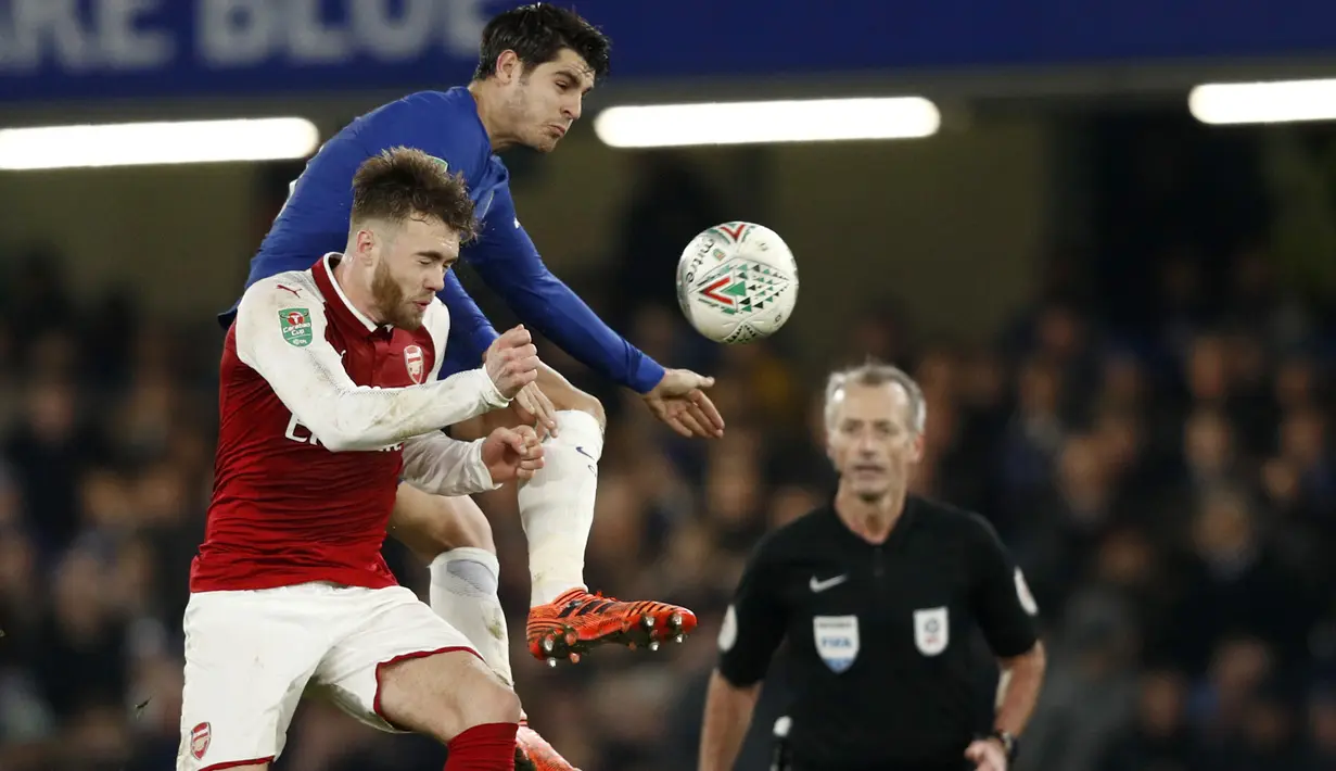 Aksi bek Arsenal, Calum Chambers (kiri) berebut bola dengan pemain Chelsea, Alvaro Morata pada laga leg pertama semifinal Piala Liga Inggris di Stamford Bridge, London, (10/01/2018). Chelsea bermain imbang 0-0 lawan Arsenal. (AFP/Adrian Dennis)