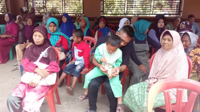 Puluhan warga peserta khitanan massal dan pemeriksaan kesehatan CSR PGE Karaha