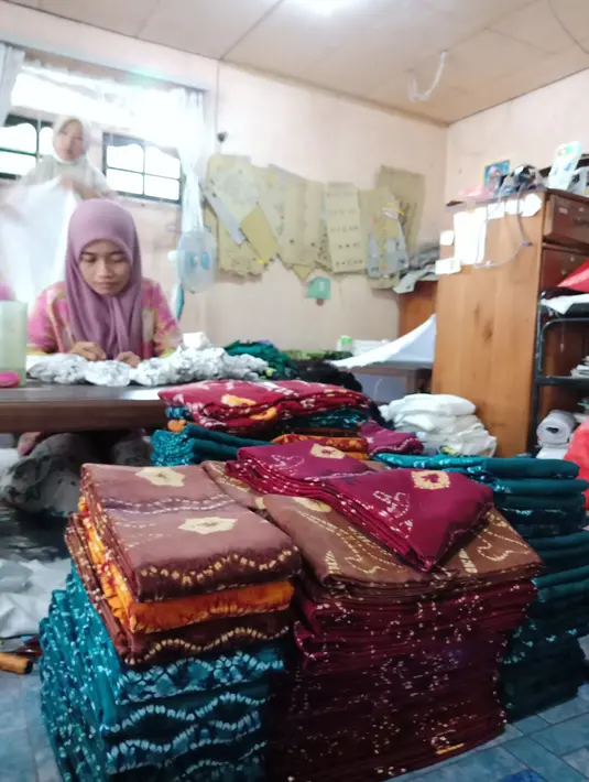 Batik Sasirangan sudah siap didistribusikan ke toko yang memesan.
