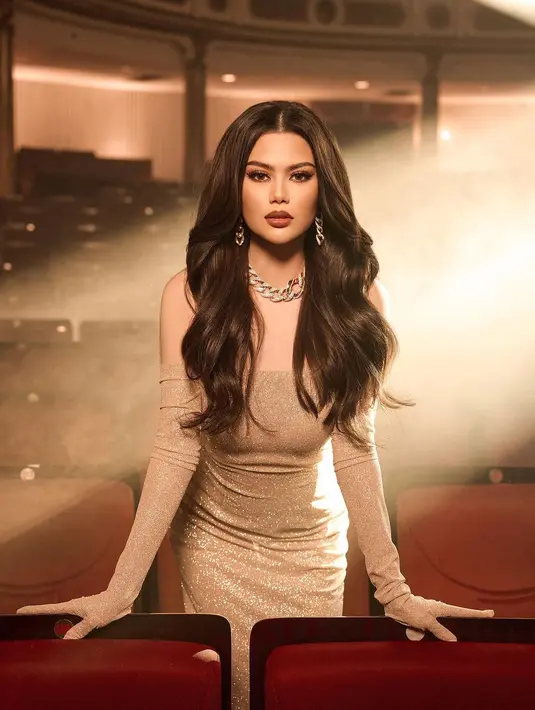 Fabienne lahir pada 27 Desember 1999 di Spijkenisse, Belanda. Ia mewarisi darah Belanda dari sang ayah. [Instagram/fabienne_fng]