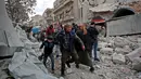 Suasana lokasi serangan udara pasukan rezim di Kota Ariha, Idlib, Suriah, Rabu (15/1/2020). Puluhan ribu orang terpaksa kabur dari provinsi yang menjadi rumah bagi sekitar tiga juta penduduk. (Omar HAJ KADOUR/AFP)