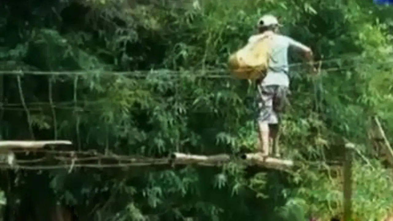 VIDEO: Warga Ciamis Terpaksa Seberangi Jembatan Rontok