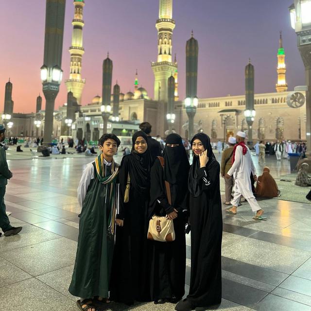 Rindu Tanah Suci, Ini 5 Potret Umi Pipik saat Ibadah Umrah dengan Ketiga Anaknya