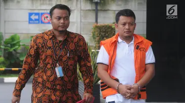 Staf Kemenpora Eko Triyanto (kanan) tiba di Gedung KPK, Jakarta, Rabu (23/1). Eko diperiksa untuk pengembangan suap terkait dana hibah dari Kemenpora ke KONI sebesar Rp 17 miliar. (Merdeka.com/Dwi Narwoko)