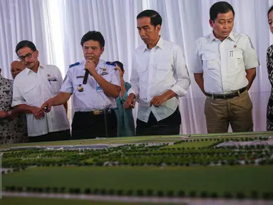 Presiden Joko Widodo didampingi Menhub Ignasius Jonan meninjau maket Bandara Internasional Kertajati di Majalengka, Jawa Barat, Kamis (14/1). Bandara ini memiliki desain panjang runway 3.000 meter dan lebar 60 meter. (Liputan6.com/Faizal Fanani)
