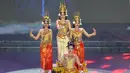 Closing ceremony SEA Games 2021 juga menggelar sejumlah pertunjukan budaya Kamboja, seperti Tari Apsara yang merepresentasikan jiwa dan identitas orang Khmer. Karangan bunga putih yang dipakai para penari melambangkan negara-negara SEA Games yang bergandengan tangan demi perdamaian dan pembangunan. (AFP/Tang Chhin Sothy)