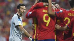 Kiper Italia, Gianluigi Buffon, tampak kecewa usai takluk dari Spanyol pada laga kualifikasi piala dunia 2018 di Stadion Santiago Bernabeu, Madrid, Sabtu (2/9/2017). Spanyol menang 3-0 atas Italia. (AFP/Gabriel Bouys)