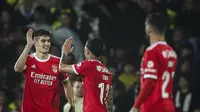 Bek Benfica Antonio Silva (kiri)&nbsp;dengan rekannya Enzo Fernandez setelah mencetak gol dalam pertandingan&nbsp;melawan GD Estoril Praia di Stadion Antonio Coimbra da Mota, Estoril, pada 6 November 2022. (CARLOS COSTA / AFP)