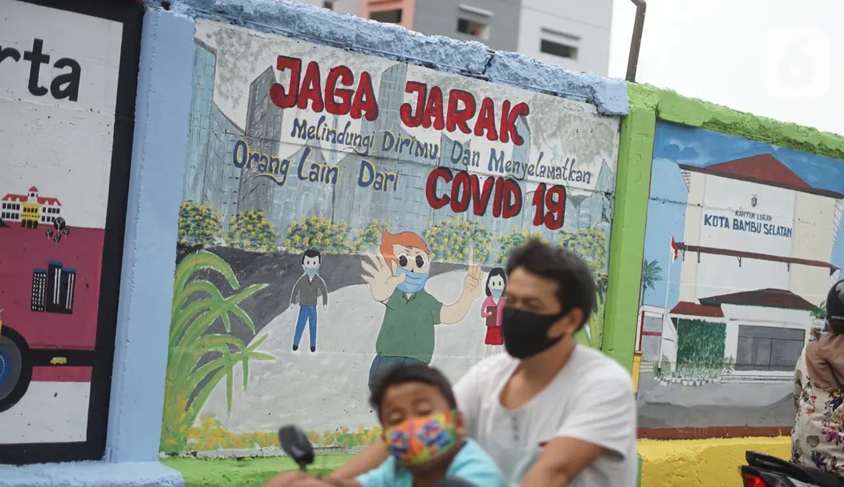 Pengendara motor melintas di depan mural bertema Kota Jakarta di sekitar Rusunawa KS Tubun, Jakarta, Senin (23/11/2020). Mural tersebut dibuat guna memercantik lingkungan di sekitar rusun agar lebih berwarna dan tidak tampak kumuh. (Liputan6.com/Immanuel Antonius)