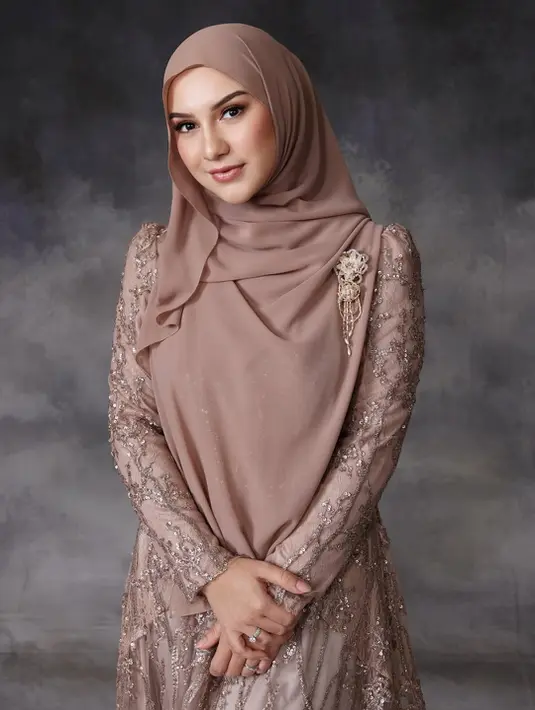 Pulasan bronzer dan highlighter yang seamless bikin fitur wajah Irish Bella menjadi lebih tegas [@aldiphotoofficial]