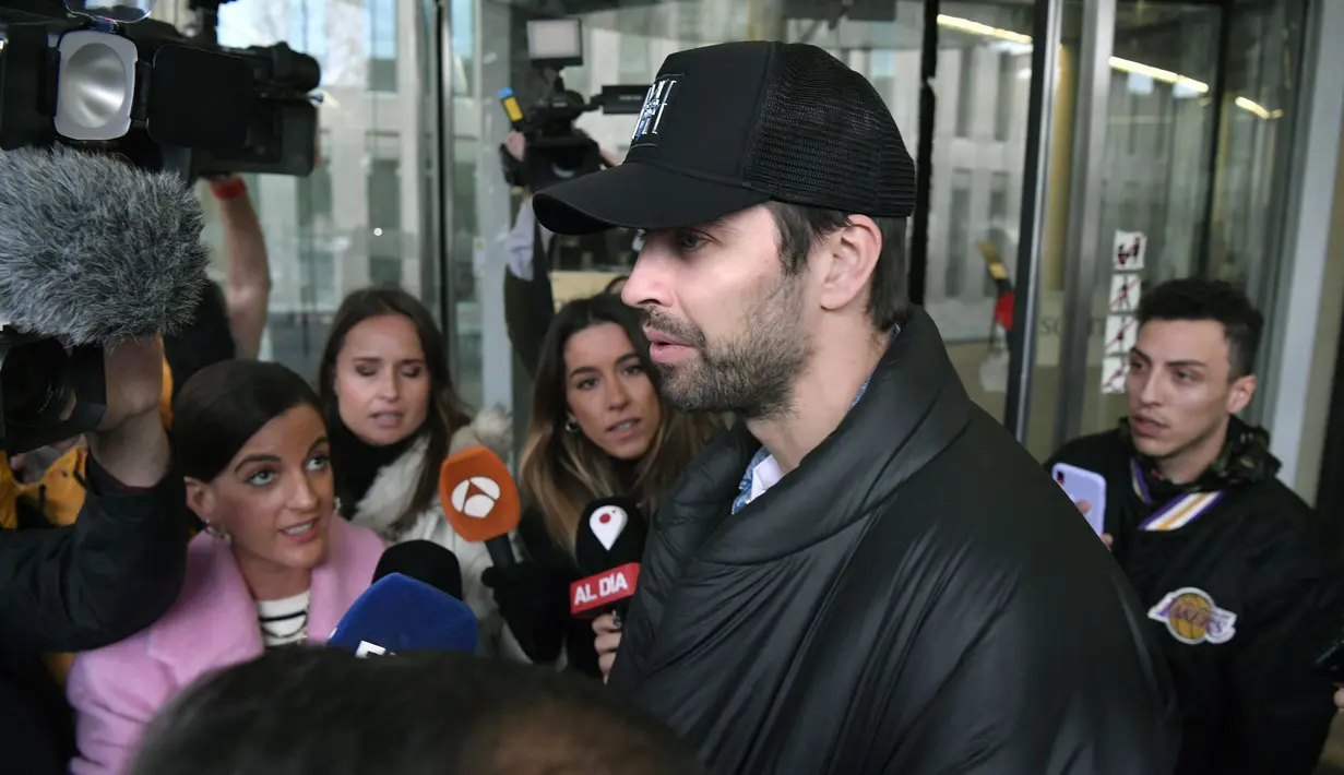Mantan Bek Spanyol dan Barcelona, Gerard Pique (tengah) meninggalkan pengadilan di Barcelona pada 1 Desember 2022. Pigue menghadiri ratifikasi tuntutan perpisahan dengan mantan istrinya penyanyi Kolombia Shakira dan kesepakatan tentang hak asuh anak-anak mereka. (AFP/Josep Lago)