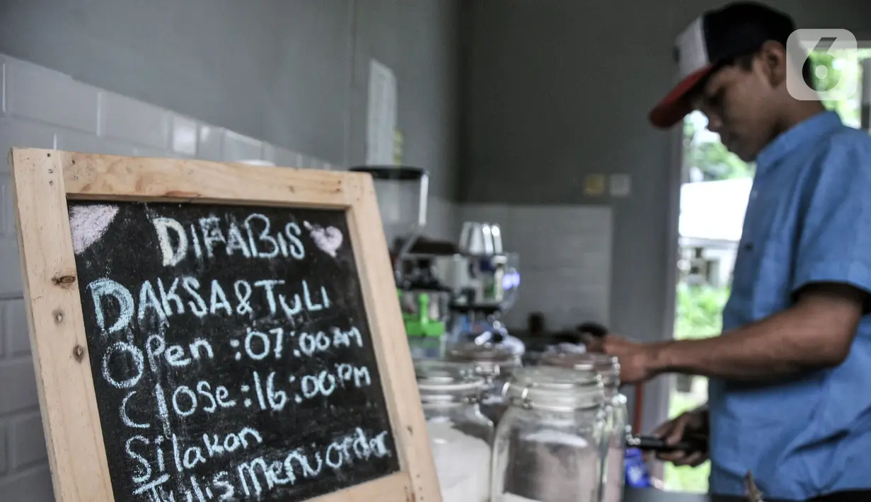 Seorang pekerja yang merupakan penyandang disabilitas membuat minuman kopi pesanan pelanggan di Kafe Difabis Coffee & Tea, Kompleks Kantor Wali Kota Jakarta Timur, Senin (19/12/2022). Kafe yang didirikan oleh Baznas (Bazis) DKI Jakarta tersebut diharapkan dapat mengembangkan dan memaksimalkan peran dari Kafe Difabis yang dioperasikan oleh kawan-kawan difabel untuk memberikan pemahaman pada masyarakat dan kesetaraan. (merdeka.com/Iqbal S. Nugroho)