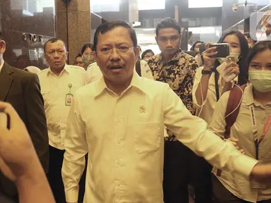 Menteri Kesehatan Terawan Agus Putranto mendatangi kantor Huawei di Wisma BRI 2, Jakarta, Kamis (23/1/2020). Menkes Terawan menegaskan tidak ada virus corona seperti info yang beredar sebelumnya. (Liputan6.com/Herman Zakharia)