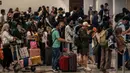 Jelang Hari Raya Idul Fitri 1445 Hijriah, Bandara Internasional Juanda Surabaya di Sidoarjo terus mengalami peningkatan penumpang. (JUNI KRISWANTO/AFP)