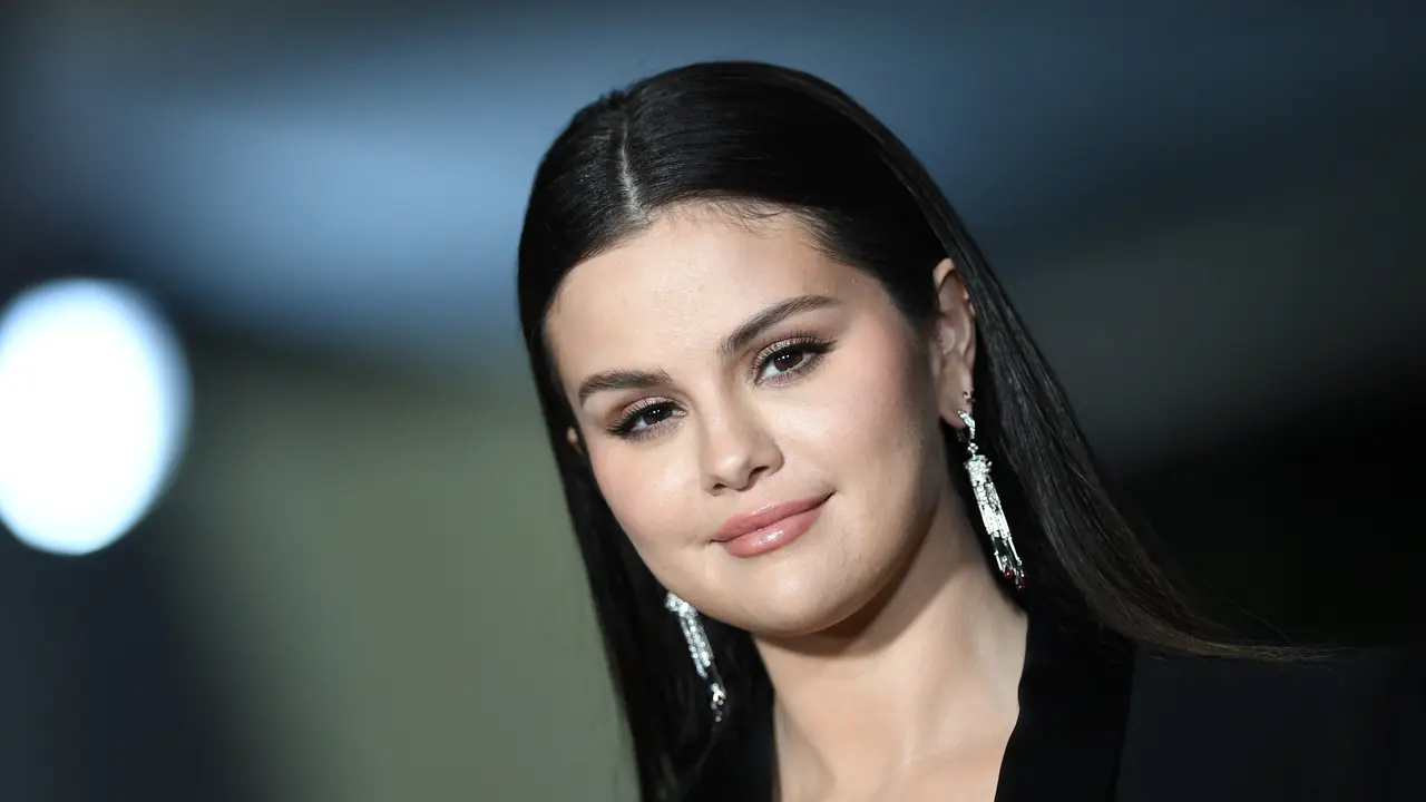 Lama tak terlihat, Selena Gomez tampil Anggun dengan busana serba hitam
