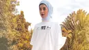 Penampilan Tasya Farasya dengan menggunakan kaus putih dan hijab berwarna senada ini langsung jadi sorotan netizen. Pasalnya, wanita 27 tahun tersebut pun terlihat sangat berbeda dibandingkan penampilan sehari-hari. (Liputan6.com/IG/@tasyafarasya)