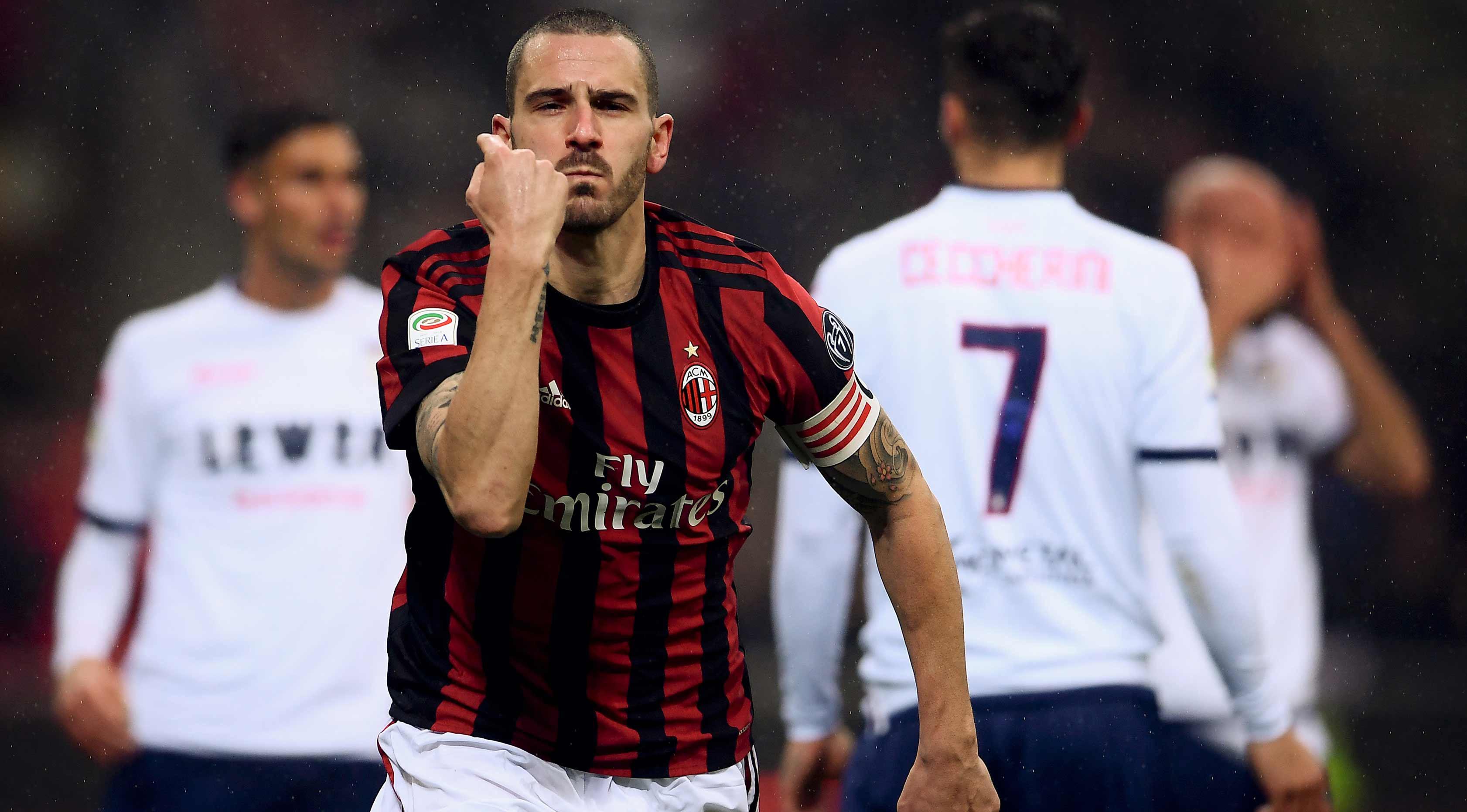 Bek AC Milan, Leonardo Bonucci melakukan selebrasi usai mencetak gol ke gawang Crotone pada lanjutan Liga Serie A Italia di San Siro, Milan (6/1). Gol Bonnuci ini menjadi penentu kemenangan tipis Milan 1-0 atas Crotone. (AFP Photo/Marco Bertorello)