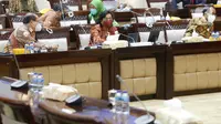 Menteri Keuangan Sri Mulyani Indrawati (kanan) mengikuti rapat kerja bersama Komisi XI DPR di Kompleks Parlemen, Senayan, Jakarta, Kamis (10/6/2021). Rapat tersebut membahas pagu indikatif Kementerian Keuangan dalam RAPBN 2022. (Liputan6.com/Angga Yuniar)