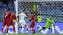 Tidak berselang lama, Gli Azzurri mencetak gol kedua. Kali ini berkat kolaborasi mantap antara Leonardo Spinazzola dan Ciro Immobile menit ke-66. Bola rebound Spinazzola disambar tanpa ampun oleh Immobile. (Foto: AP/Pool/Ettore Ferrari)