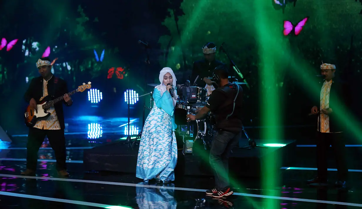 Putri pasangan Bahari Lubis dan Nurseha itu mengaku banyak belajar untuk mengisi dalam acara formal. Pelantun Dia Dia Dia itu berharap bisa menghibur dengan pas diacara formal. (Nurwahyunan/Bintang.com)