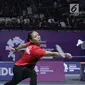 Ganda putri Indonesia, Della Destiara Haris/Rizki Amelia Pradipta mengarahkan kok ke arah pemain Jepang, Misaki Matsumoto/Ayaka Takahashi pada semifinal Bulutangkis Beregu Putri Asian Games 2018 di Jakarta, Selasa (21/8). (Liputan6.com/Helmi Fithriansyah)