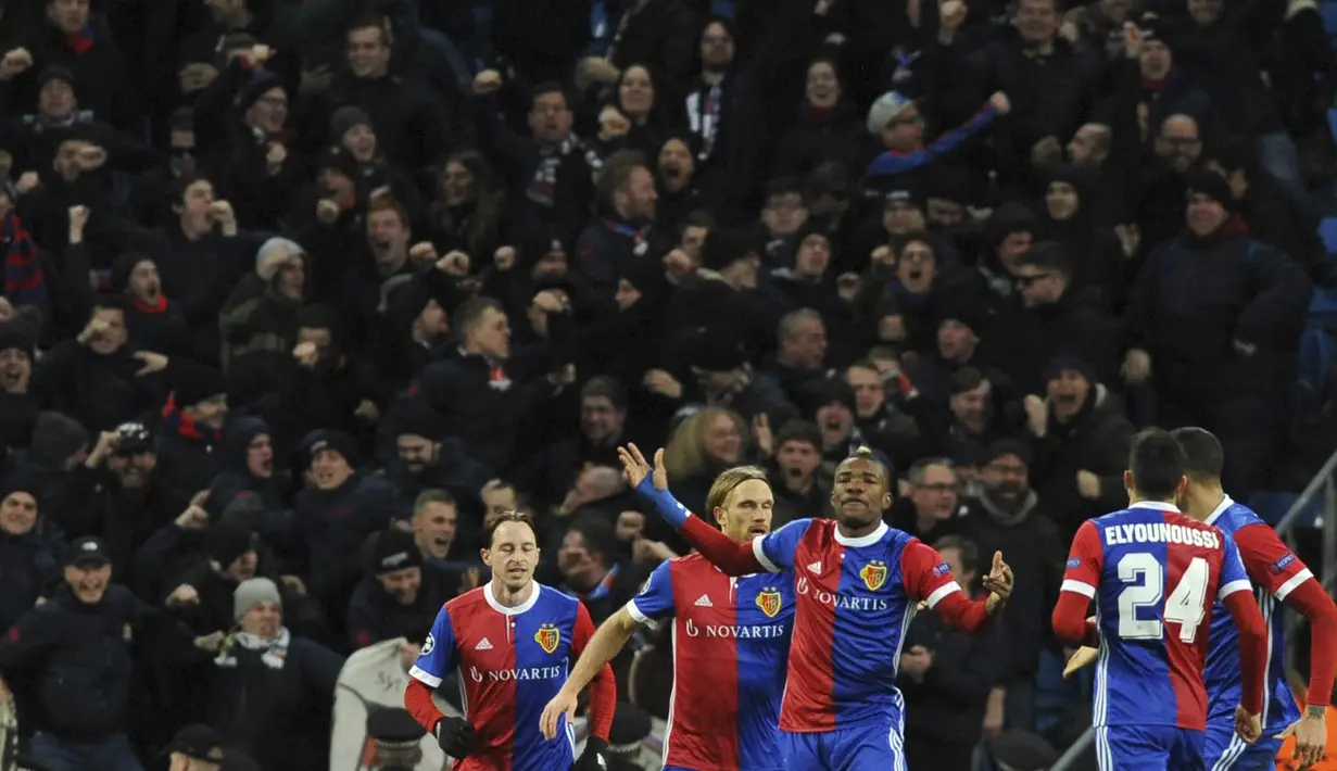 Para pemain FC Basel merayakan kemenangan atas Manchester City pada laga Liga Champions di Stadion Etihad, Rabu (7/3/2018). Manchester City takluk 1-2 dari FC Basel. (AFP/Rui Vieira)