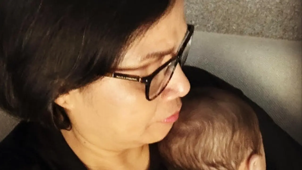 Momen Sri Mulyani Peluk Hangat Cucu Saat Tertidur Pulas: Sekeping Kebahagiaan