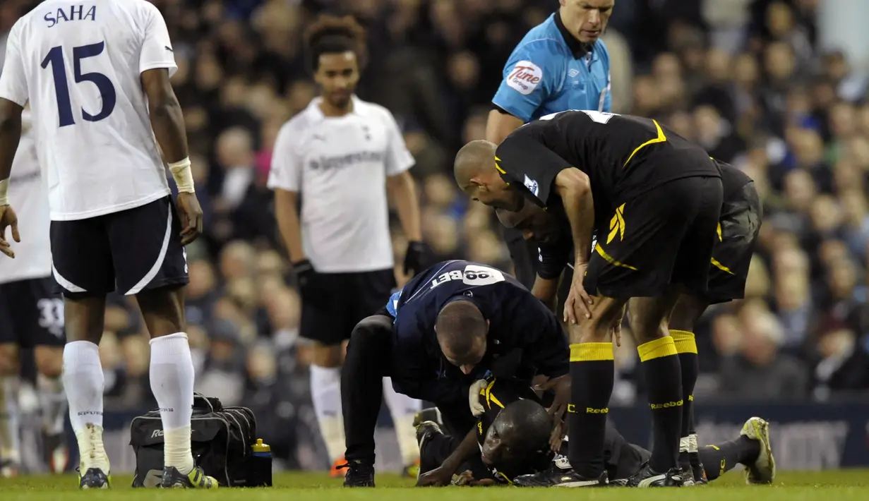 Fabrice Muamba pernah mengalami henti jantung selama 78 detik ketika pertandingan Bolton Wanderers melawan Tottenham Hotspurs pada Piala FA. Setelah kejadian itu, ia memutuskan untuk pensiun bermain sepak bola pada umur 24 tahun. (Foto: AFP/Olly Greenwood)