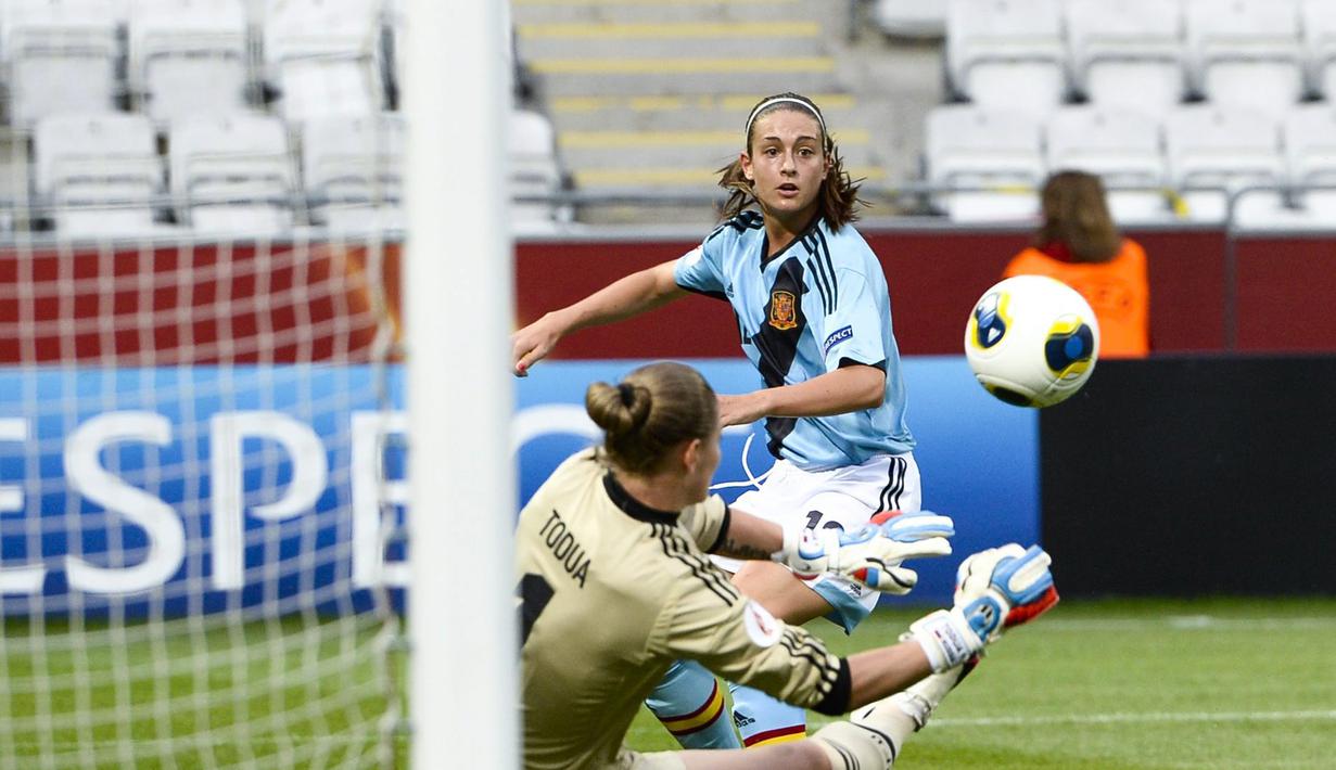 Aksi Alexia Putellas saat mencoba membobol gawang Rusia. (EPA/Maja Suslin)