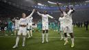 Para pemain Real Madrid merayakan kemenangan pada pertandingan sepak bola final Liga Champions antara Liverpool dan Real Madrid di Stade de France, Saint Denis, Prancis, 28 Mei 2022. Real Madrid menang 1-0. (AP Photo/Kirsty Wigglesworth)