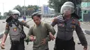 Anggota Sabhara Polri menangkap pengunjuk rasa saat bentrok  dengan massa aksi 22 Mei sebelum terjadi pembakaran bis milik Brimob di kawasan Tanah Abang,  Jakarta, Rabu (22/5/2019). (merdeka.com/Arie Basuki)