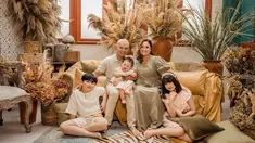 Bersama sang istri dan ketiga anaknya, Wendy Cagur jalani pemotretan keluarga. Keluarga selebriti ini pun mempercayakan pemotretan yang dilakukan kepada fotografer ternama, Rio Motret. (Liputan6.com/IG/@riomotret)