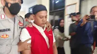 Tersangka Rizky Noviandi Ahmad saat di bawa ke mobil tahanan setelah menjalani sidang putusan hukuman mati di Pengadilan Negeri Depok. (Liputan6.com/Dicky Agung Prihanto).