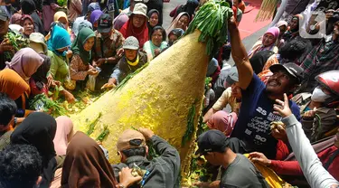 Warga berebut tumpeng hasil pertanian di halaman Pendopo Kabupaten Trenggalek, Jawa Timur, Kamis (31/8/2023). (merdeka.com/arie basuki)