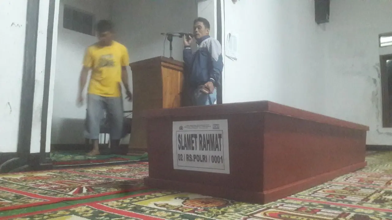 Jenazah Slamet Rahmat korban kebakaran Pabrik Mercon saat akan disalatkan. (Jayadi Supriadin/Liputan6.com)
