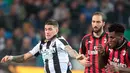 Gelandang AC Milan, Franck Kissie berusaha mengejar bola yang dibawa pemain Udinese, Rodrigo De Paul saat bertanding di Liga Italia di stadion Friuli Dacia Arena, Italia (4/11). Milan menang tipis atas Udinese 1-0. (AP Photo/Sefano Lancia)