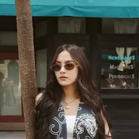 Dalam salah satu potretnya yang diunggah ke media sosial, pelantun lagu Sisa Rasa ini tampil memikat dengan gaya kasual yang modis dan penuh sentuhan mewah.  [@mahaliniraharja].