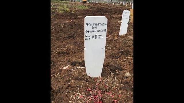 7 Potret Ikke Nurjanah Ziarah Ke Makam Ayah Usai 7 Hari Pamakaman