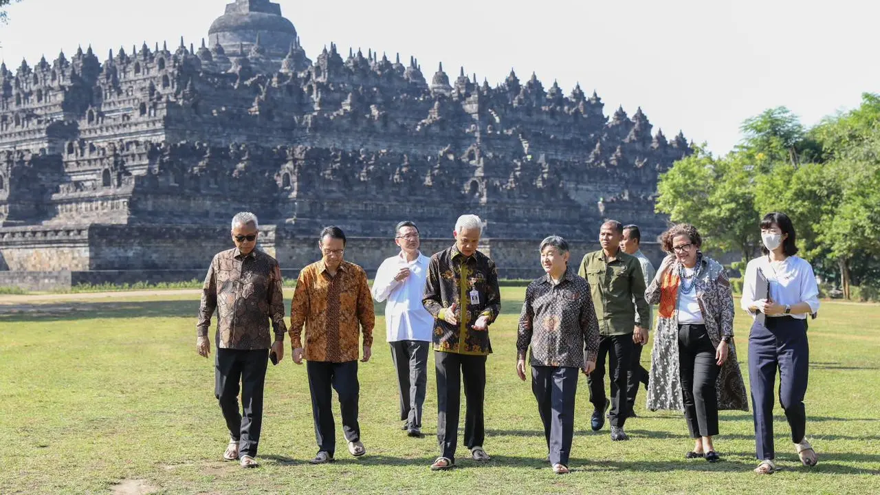Gubernur Jawa Tengah (Jateng) Ganjar Pranowo turut mendampingi Kaisar Jepang Hironomiya Naruhito saat mengunjungi Candi Borobudur, Kabupaten Magelang, Jateng, Kamis (22/6/2023).