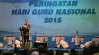 Presiden Joko Widodo (Jokowi) saat memberi kata sambutan dalam Peringatan Hari Guru Nasional 2015, Istora Senayan, Jakarta, Selasa (24/11). Peringatan hari guru tahun ini mengangkat tema 'Guru Mulia Karena Karya'. (Liputan6.com/Faizal Fanani)