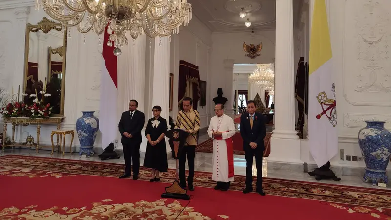 Presiden Joko Widodo (Jokowi) menggelar rapat dengan Menteri Luar Negeri Retno Marsudi dan Ketua Panitia Kunjungan Paus Fransiskus ke Indonesia Ignasius Jonan. (Merdeka).