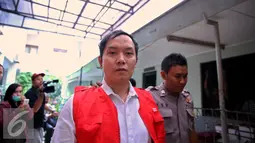 Hengky Kawilarang berjalan untuk melakukan sidang  mendengarkan putusan di Pengadilan Negri Jakarta Selatan, Kamis (27/8/2015). Jelang putusan hakim Hengky justru menunjukkan sikap tak bersahabat dengan media. (Liputan6.com/Faisal R Syam)