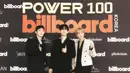 EXO CBX yang terdiri dari Baekhyun, Xiumin, dan Chen kompak kenakan jas nuansa hitam-putih. [@billboard_korea].