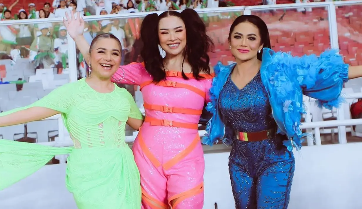 Momen ketiganya kembali manggung bersama setelah sekian lama ini pun tak lepas dari sorotan netizen. Bahkan, diketahui pula jika ketiganya telah bersama selama 25 tahun. (Liputan6.com/IG/@krisdayantilemos)