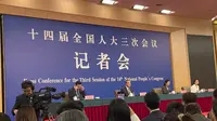 Menteri Luar Negeri (Menlu) China, Wang Yi saat menggelar jumpa pers pada sidang tahunan Kongres Rakyat Nasional (NPC) di Beijing, Jumat (7/3/2025). (Liputan6.com/Winda Nelfira)
