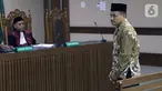 Tersangka dugaan suap ke Gubernur Kepri nonaktif Nurdin Basirun, Abu Bakar bersiap menjalani sidang pembacaan dakwaan di Pengadilan Tipikor, Jakarta, Rabu (2/10/2019). Abu Bakar didakwa membantu pengusaha Kock Meng memberikan suap terkait izin pemanfaatan laut. (Liputan6.com/Helmi Fithriansyah)